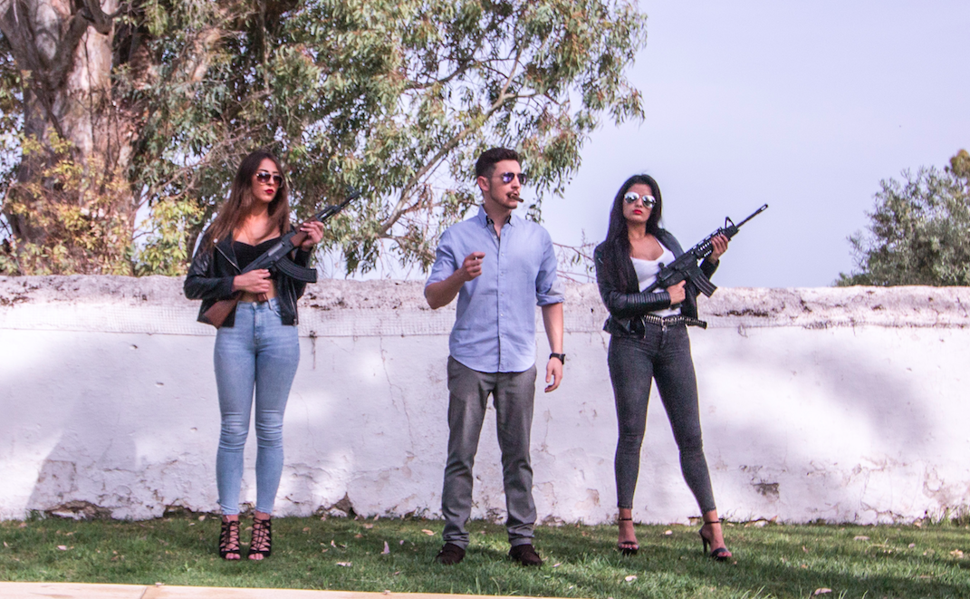 Serrano5j en la grabación de su videoclip junto a dos mujeres armadas