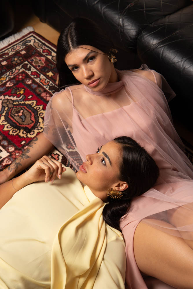 Dos modelos con vestidos de Lluis mengual uno rosa y otro amarillo
