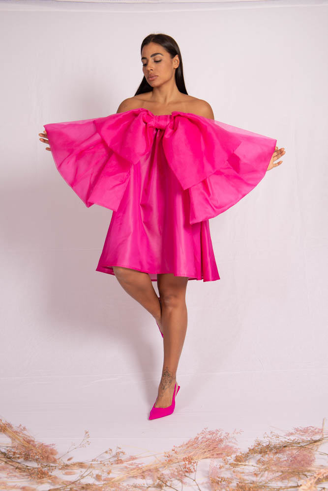 gina pedros con vestido rosa y lazo de lluis mengual