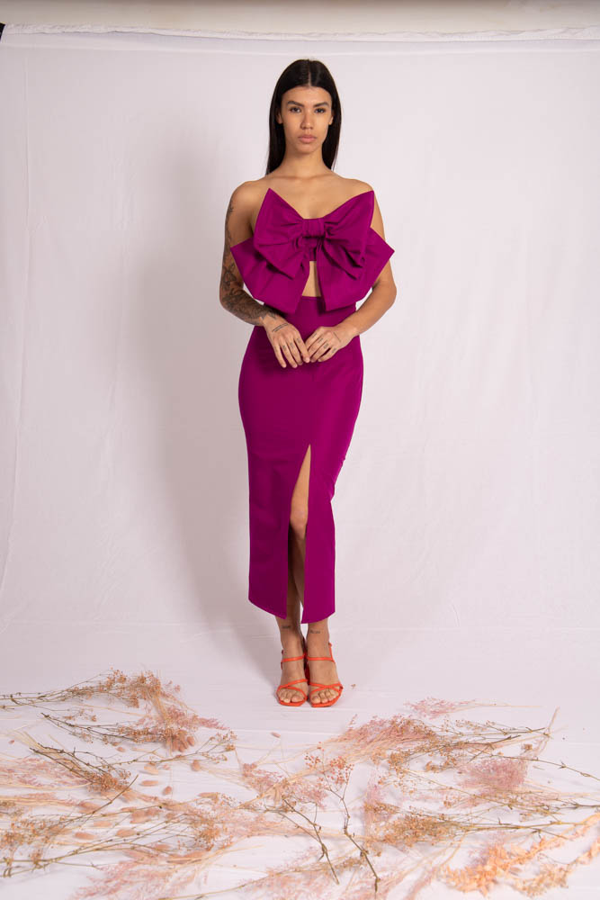 modelo con vestido rosa y lazo elegante del diseñador lluis mengual