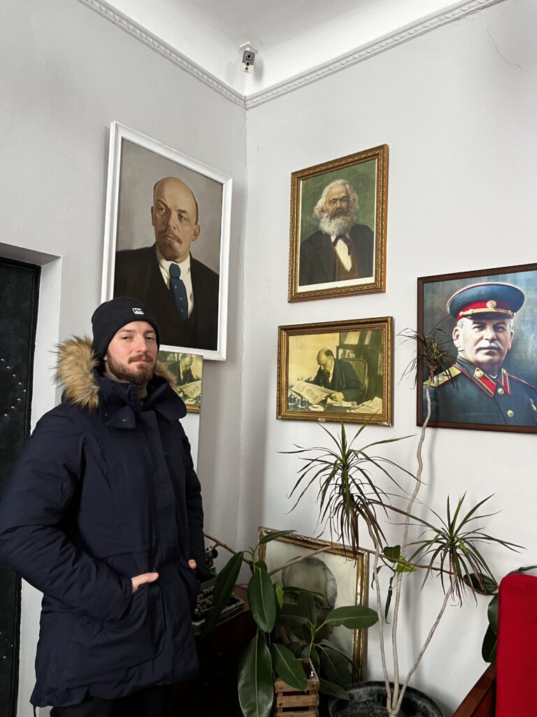 Serrano5j delante de imagenes de lideres sovieticos de la URSS