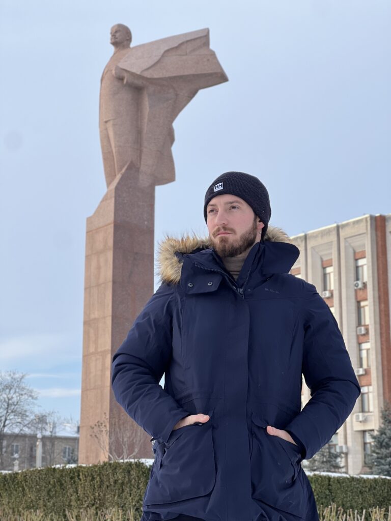 Serrano5j en tiraspol delante de la estatua de Lenin