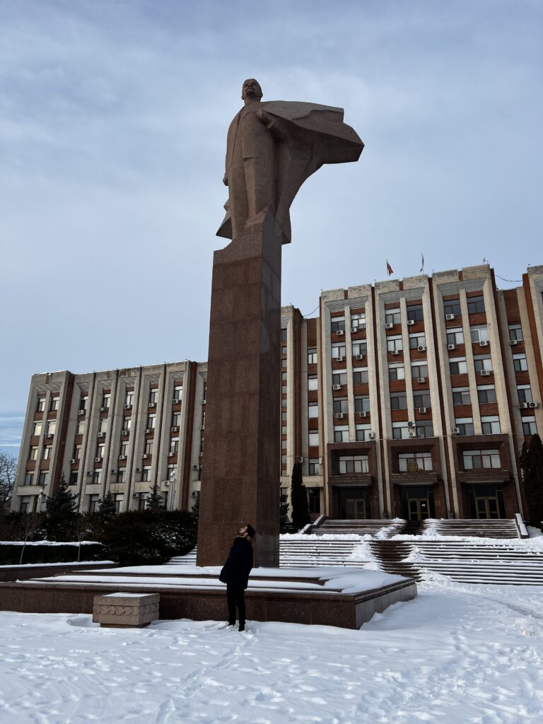 Serrano5j mirando a la estatua de lenin en tiraspol