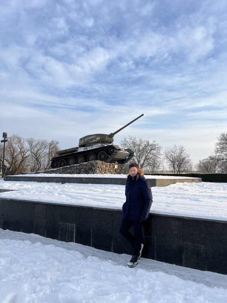 Serrano5j posando con un tanque sovietico en tiraspol