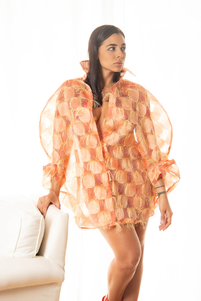 Modelo con vestido circular de transparencias del diseñador Lluis Mengual