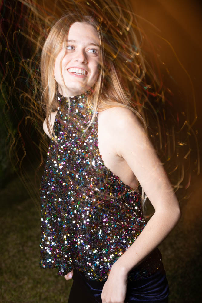 chica rubia vestida con vestido de Lluis Mengual