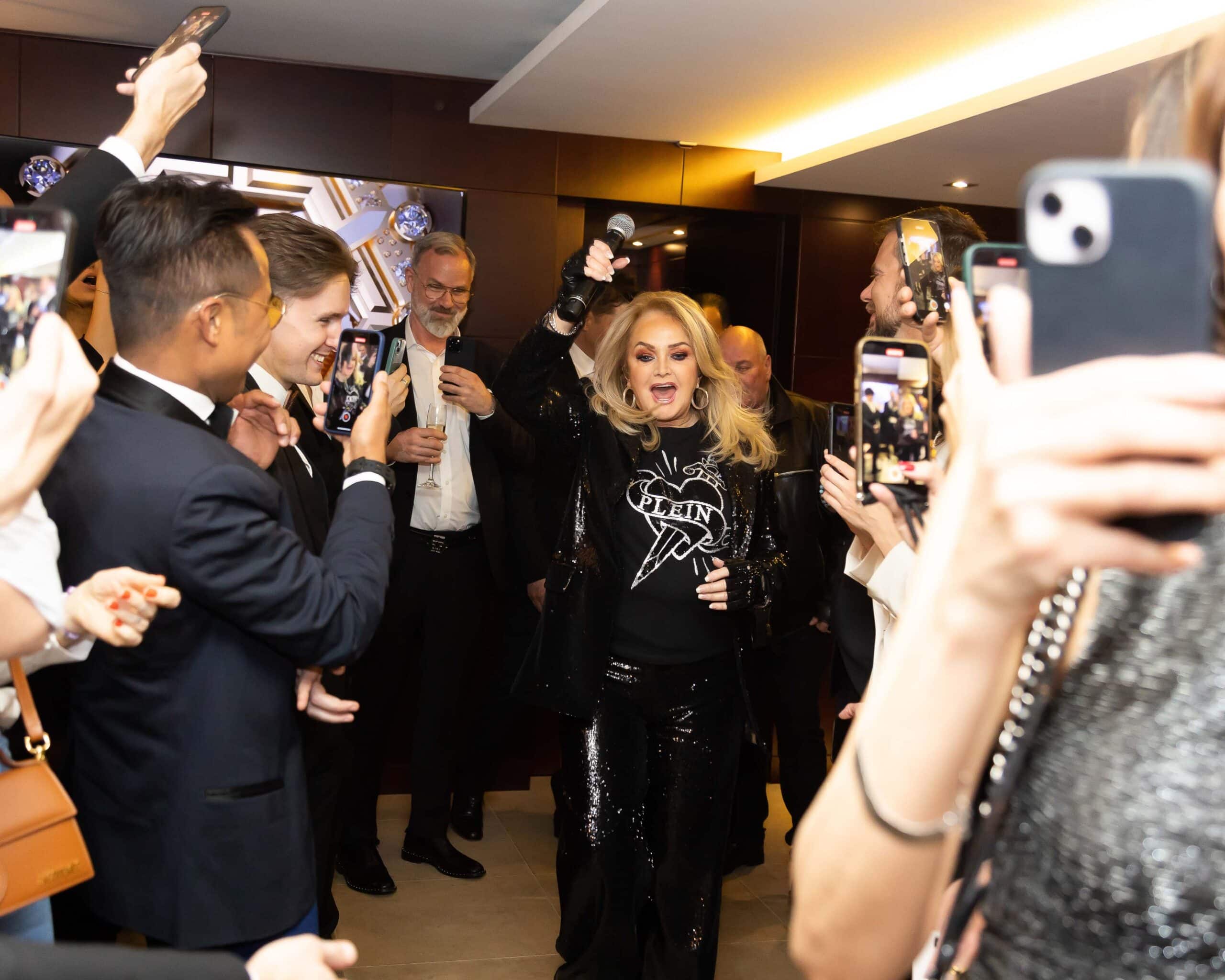 Bonnie Tyler en el evento de Philipp Plein en el hotel Fairmont junto a Serrano5j y THE RACING